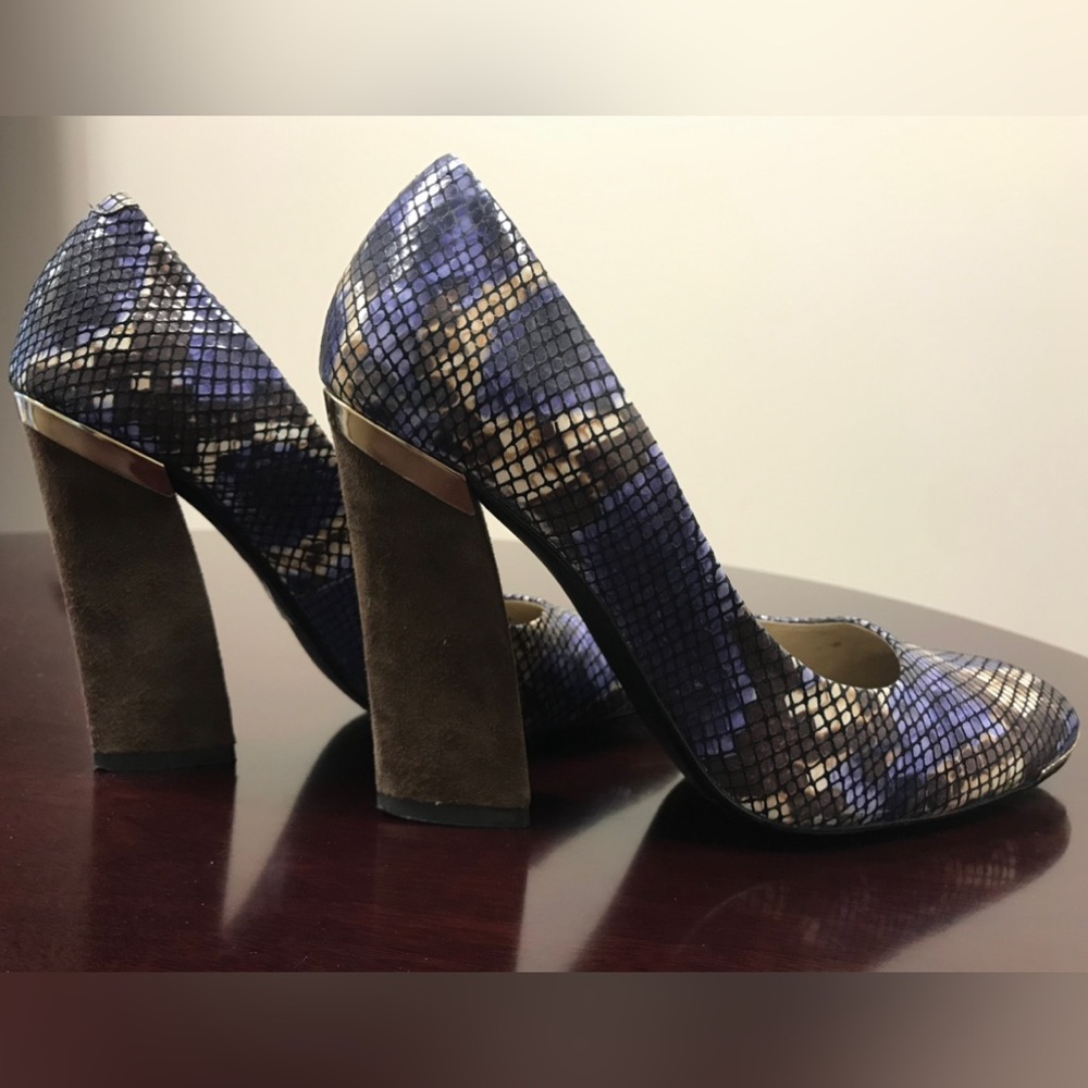 Beautiful closed toe, chunky heel pump - Picture 2 of 6